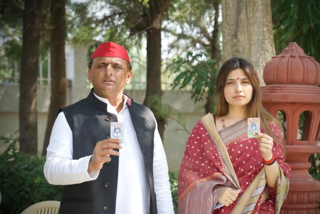 उत्तर प्रदेश: अखिलेश यादव ने सैफई में डाला वोट, EXCLUSIVE तस्वीर