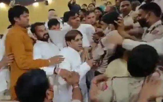 दिल्ली: BJP-AAP पार्षदों में जमकर चले लात-घुंसा, सदन के अंदर में मारपीट की हैरान कर देने वाली तस्वीर