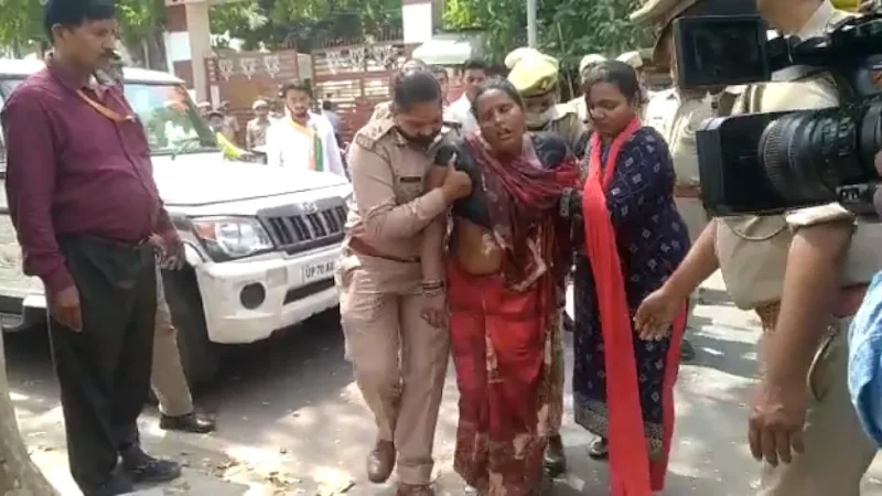 सीएम योगी की मौजूदगी में BJP कार्यालय के सामने महिला की खुदकुशी की कोशिश।