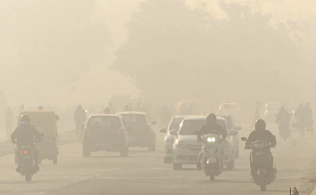 Pollution In Noida: इस तारीख से खुलेंगे नोएडा में स्कूल, ग्रेप 4 को हटाया गया