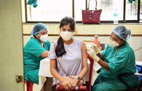 दिल्ली में कोरोना का बढ़ता असर, बढ़ रहा संक्रमण दर, रहें सावधान