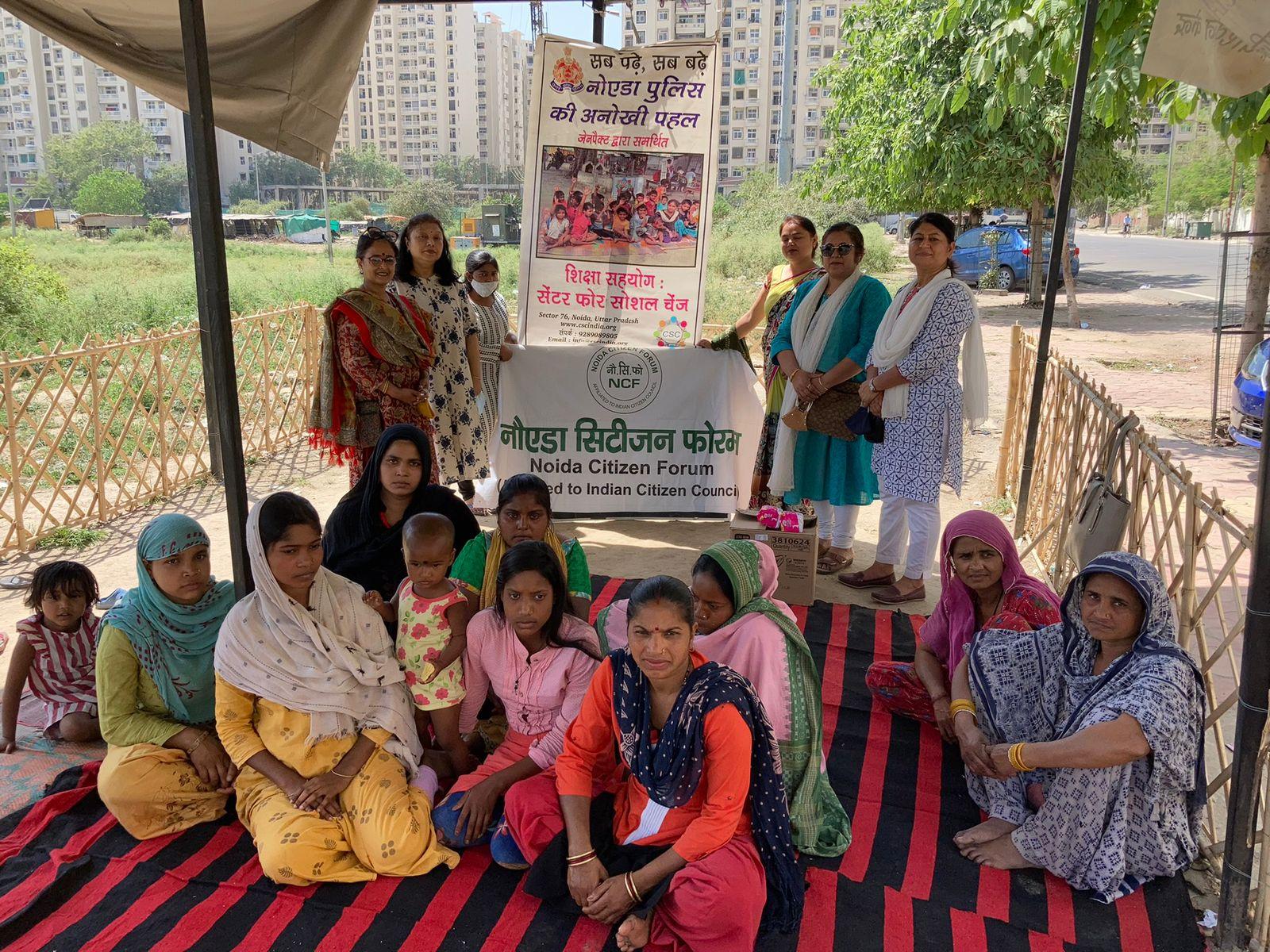 Noida: वंचित समूह की महिलाओं को बांटा गया सैनिटरी नैपकिन