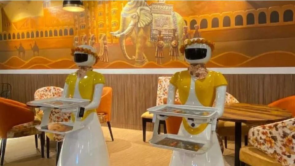 रोबोट बने वेटर: इस रेस्टोरेंट में Robot परोसते हैं खाना, लोग कर रहे खूब पसंद