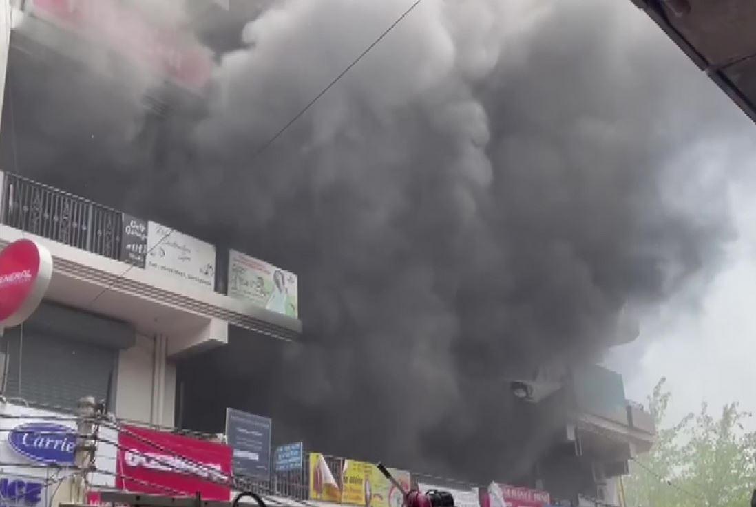 Noida: नोएडा में यहां लगी भयंकर आग। कई लोग फंसे । दर्जनों गाड़िया जली। रेस्क्यू ऑपरेशन जारी ।