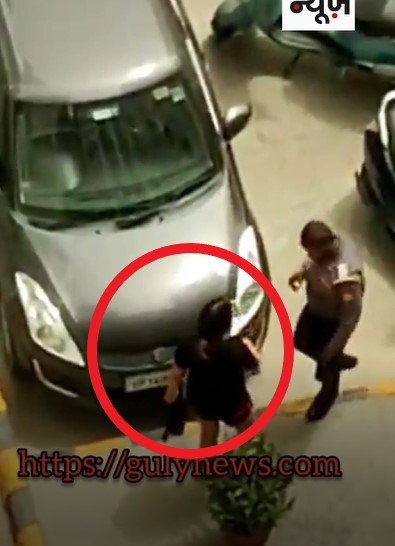 लड़की को आया गुस्सा.. कार में तोड़फोड़ की, नोएडा में पार्किंग विवाद की हैरान करने वाली तस्वीर