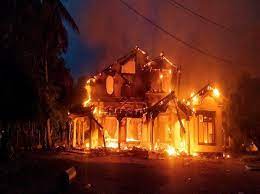 Sri Lanka Crisis: श्रीलंका के लोगों का गुस्सा फूटा, लगाई मंत्रियों के घरों में आग