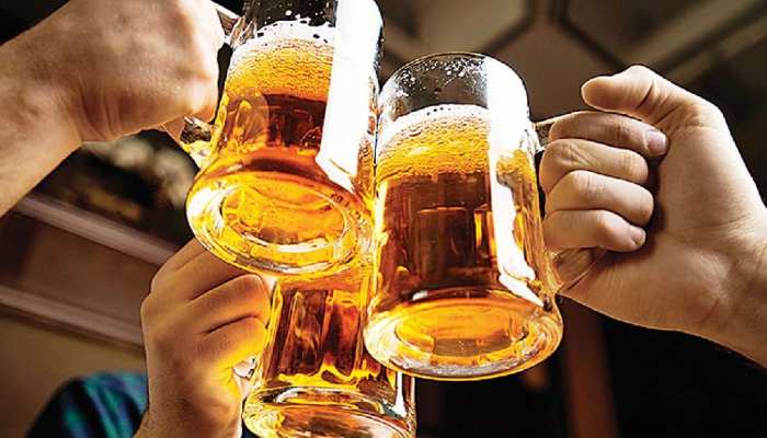 शराब के शौकीनों की जेब को झटका, Delhi-NCR में इतनी महंगी होगी बीयर