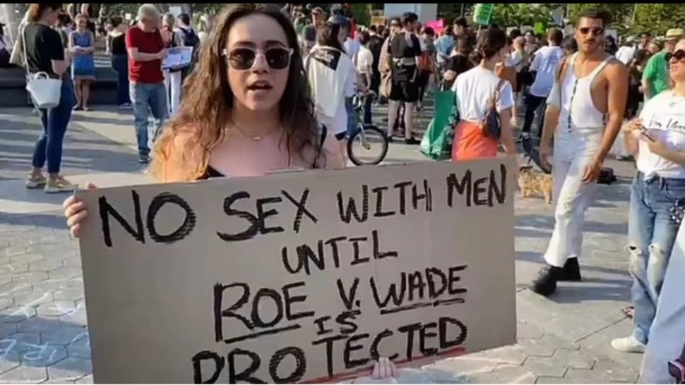 गर्भपात कानून : महिलाओं ने पुरुषों के खिलाफ किया सेक्स स्ट्राइक का ऐलान