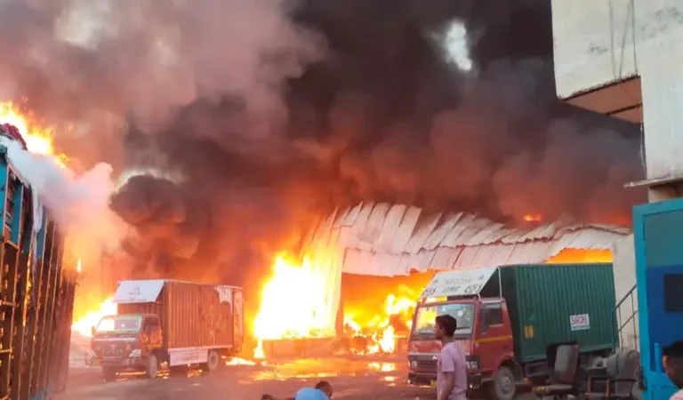 गाजियाबाद: ट्रांसपोर्ट कंपनी में लगी आग, फायर ब्रिगेड की 10 गाड़ियां मौके पर पहुंची