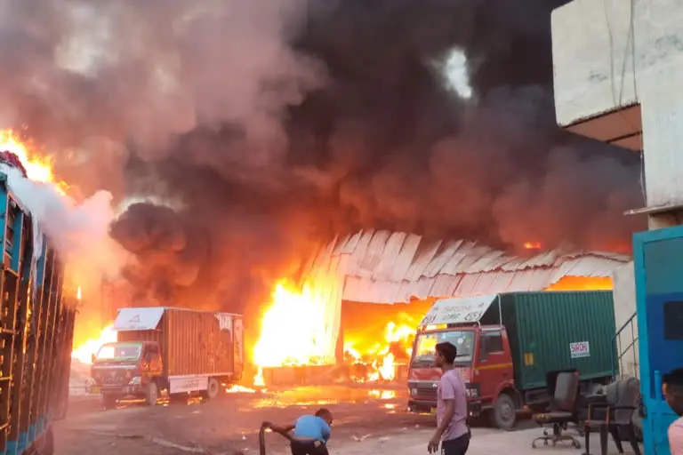 गाजियाबाद: ट्रांसपोर्ट कंपनी में लगी आग, फायर ब्रिगेड की 10 गाड़ियां मौके पर पहुंची