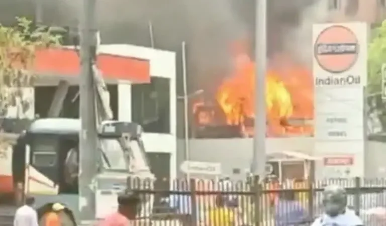दिल्ली के तिमारपुर की बस पार्किंग में लगी आग, कई वाहन जलकर खाक
