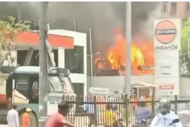 दिल्ली के तिमारपुर की बस पार्किंग में लगी आग, कई वाहन जलकर खाक