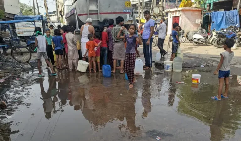 दिल्ली में पानी की किल्लत से परेशान लोग, कर रहे ये मांग