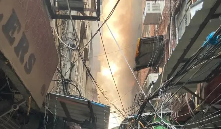 दिल्ली: करोल बाग में जूते की फैक्टरी में लगी आग