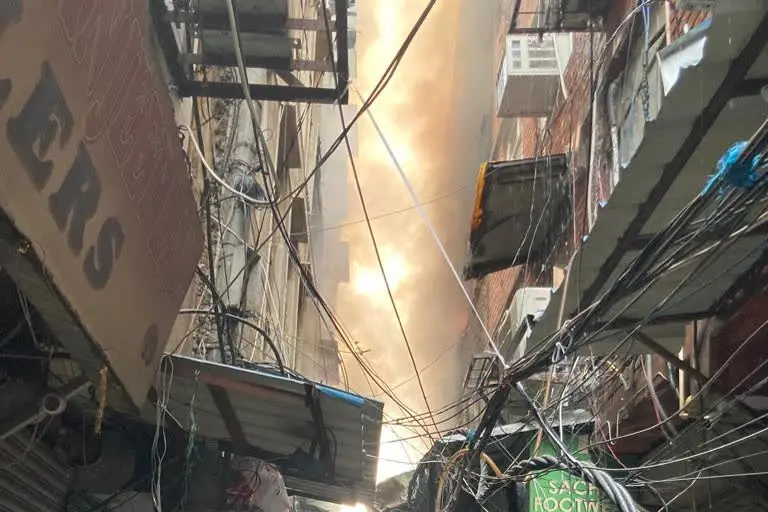 दिल्ली: करोल बाग में जूते की फैक्टरी में लगी आग