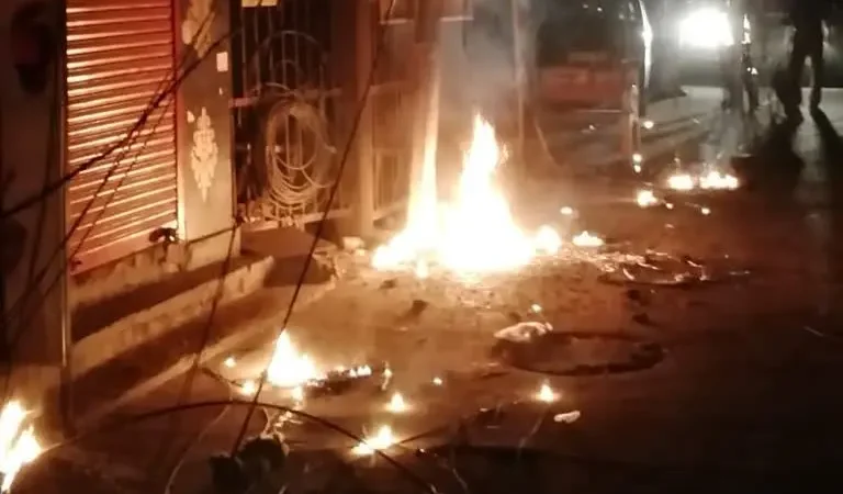दिल्ली: संतगढ़ इलाके में बिजली के पोल और तार में लगी आग, चीखने चिल्लाने लगे लोग