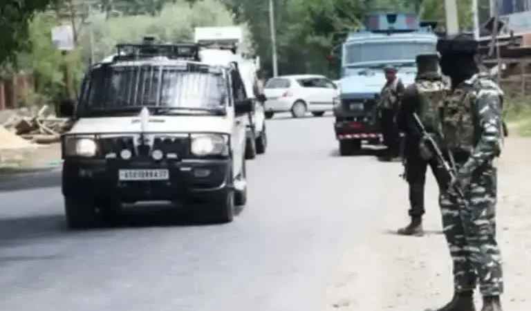 श्रीनगर में मुठभेड़ के बाद 2 आतंकवादी ढेर, एक पुलिसकर्मी घायल