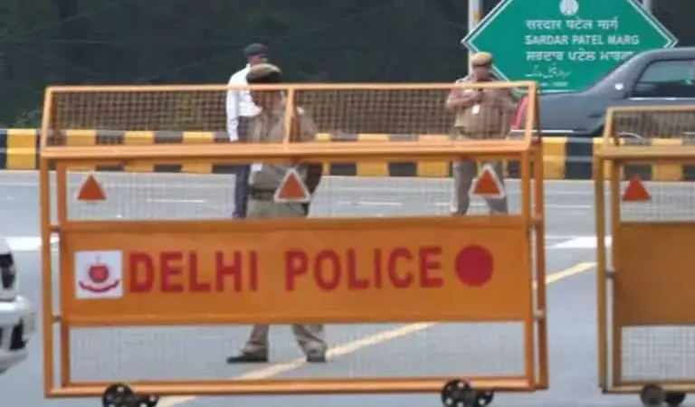 Delhi Police: दिल्ली में मौजूदा हालात को देखते हुए पुलिस कर्मियों की छुट्टियां रद्द