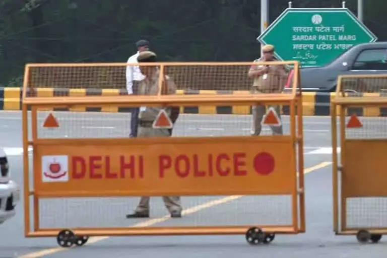 Delhi Police: दिल्ली में मौजूदा हालात को देखते हुए पुलिस कर्मियों की छुट्टियां रद्द