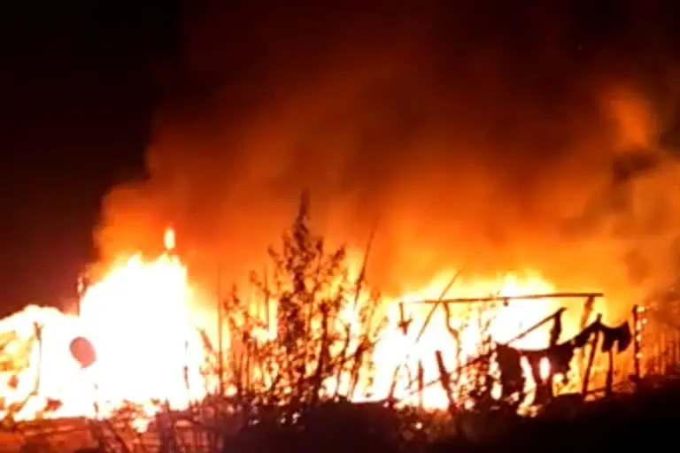 गाजियाबाद: झुग्गीयों में लगी आग, लोगों ने भाग कर बचाई अपनी जान