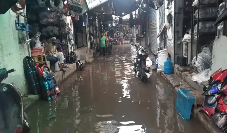 दिल्ली में हल्की बारिश से कई इलाकों में जलभराव, गोकुलपुरी टायर मार्केट के दुकानदार परेशान