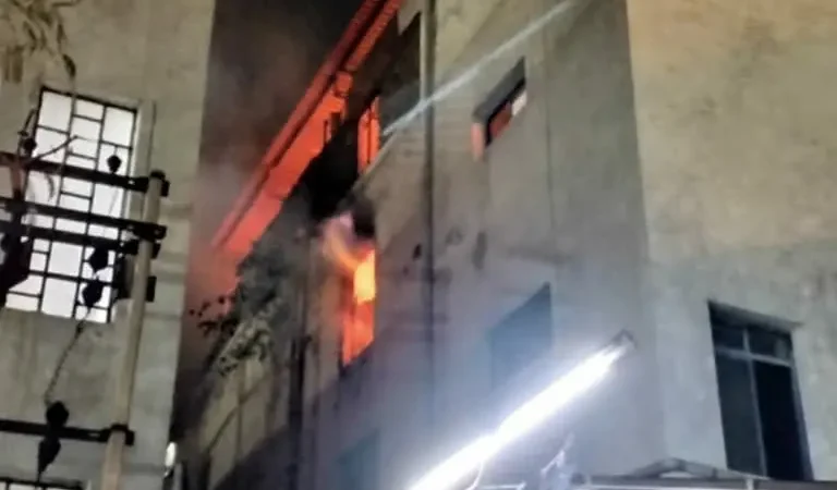 नोएडा के गत्ता फैक्ट्री में लगी आग, आग पर पाया गया काबू