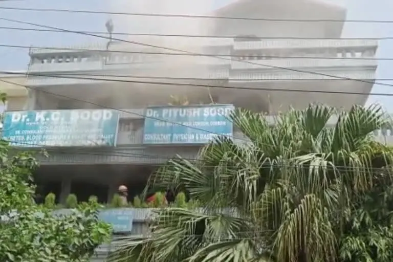 नोएडा में एक कोठी में लगी आग, 13 लाेगाें को फायर विभाग ने किया रेस्क्यू