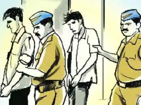 पुलिस के हत्थे चढ़े लूट के आरोपी, कैश भी जब्त