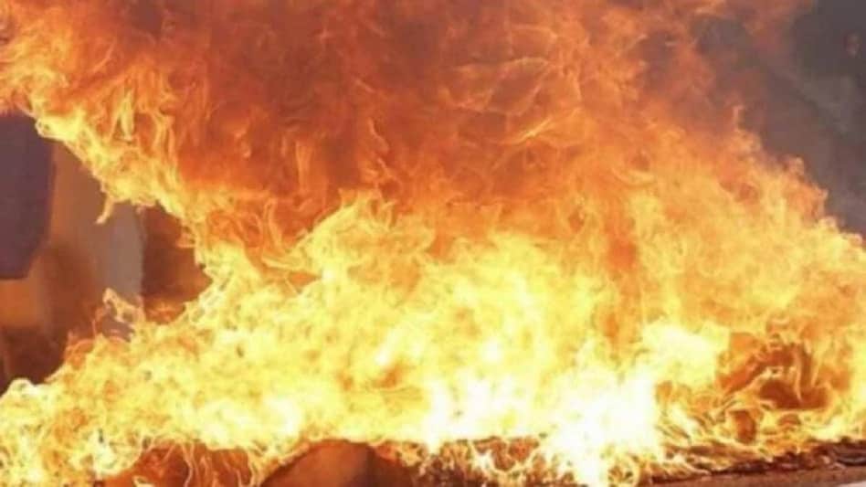 नोएडा में यूनीफेब एजेंसीज कंपनी के गोदाम में लगी आग, लाखों का सामान जलकर खाक