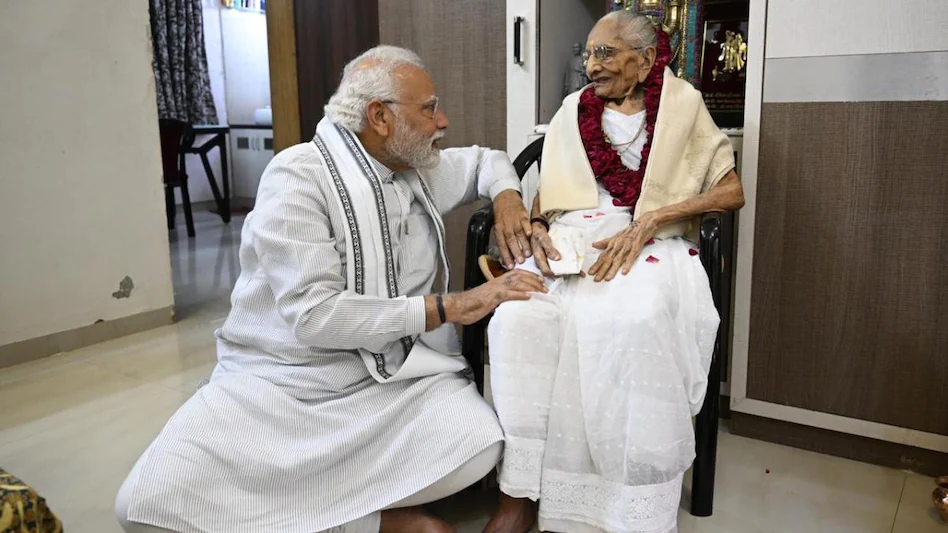 पीएम मोदी ने मनाया अपनी मां का 100वां जन्मदिन, लिखा भावुक ब्लॉग…