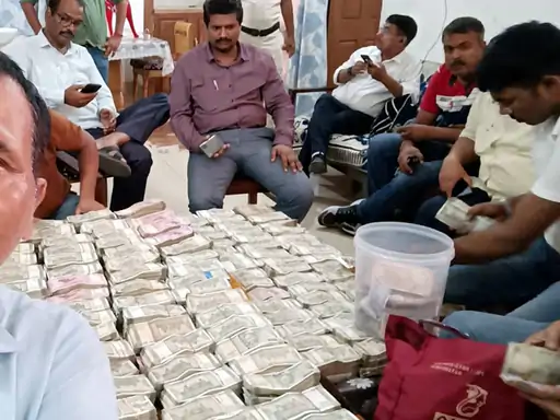 पटना में ड्रग इंस्पेक्टर के घर पर छापेमारी, 4 करोड़ कैश समेत कई जमीन के कागजात, सोना, चांदी और चार लग्जरी कारें बरामद