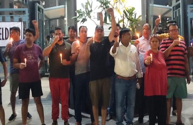 एल्डेको आमंत्रण सोसायटी के लोगों ने बिल्डर के खिलाफ किया विरोध प्रदर्शन