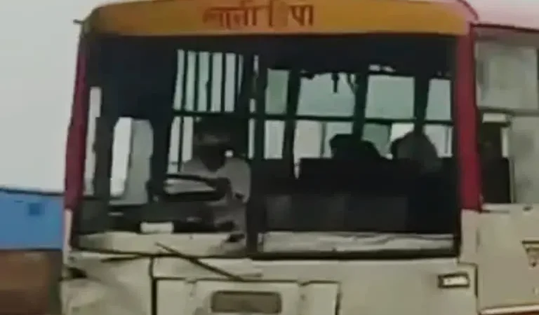 Ghaziabad: हेलमेट पहनकर ड्राइवर ने चलाई बस, मचा हड़कंप