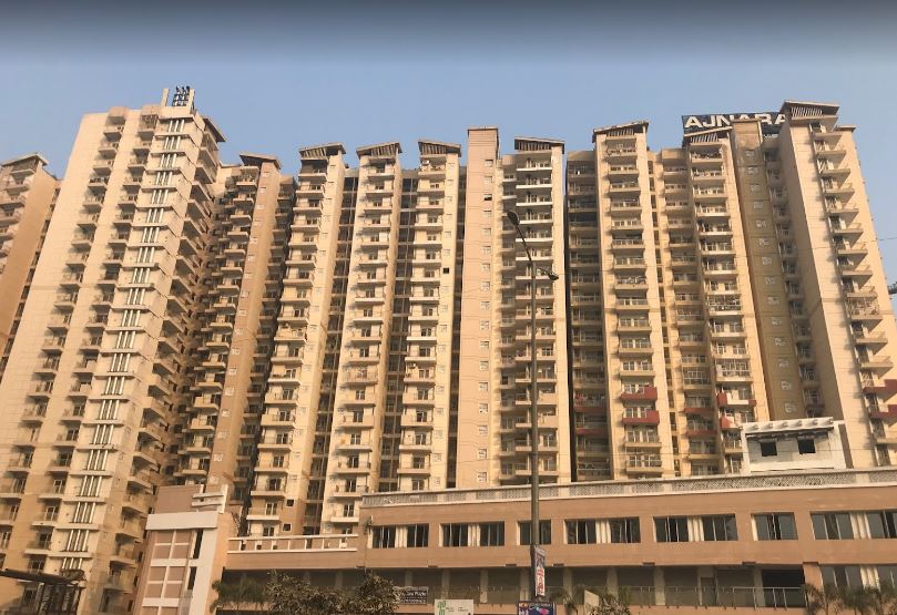 Greater Noida: प्रदर्शन के बाद भी बिल्डर पर असर नहीं, मेंटेनेंस फीस मोटी लेकिन सुविधा नदराद