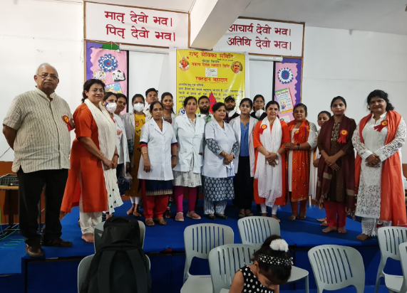 नोएडा: सरस्वती विद्या मंदिर में रक्तदान शिविर का आयोजन, 700 महिलाओं ने लिया हिस्सा