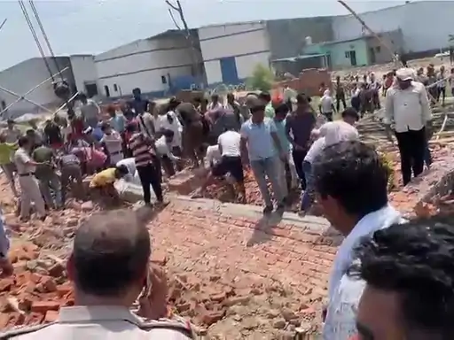 दिल्ली में गोदाम की दीवार गिरने से 5 लोगों की मौत, मलबे में 25 मजदूर फंसे होने की आशंका, सीएम केजरीवाल ने किया ट्वीट