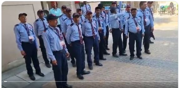 Security Guards Strike: इस सोसाइटी के सिक्योरिटी गार्डस हड़ताल पर, वेतन नहीं मिलने से नाराज