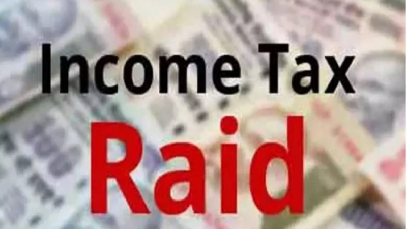 Income Tax Raid: यूपी के सरकारी बाबुओं पर इनकम टैक्स की रेड, जानिए किन पर हो रही है कार्रवाई