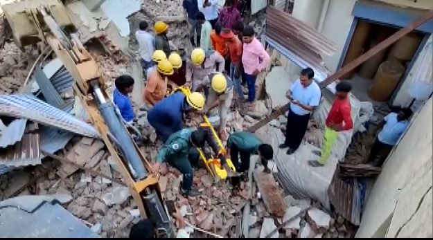 Gurugram Building Collapsed: गुरुग्राम में गिरी बिल्डिंग, दो से तीन लोग फंसे, राहत बचाव कार्य जारी