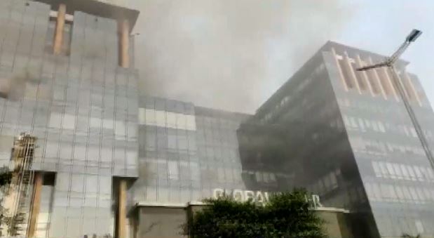 Fire Caught Global Foyer mall:गुरुग्राम में ग्लोबल फ़ोयर मॉल में लगी आग, दमकल की गाड़ियों ने दो सुरक्षा गार्डों को बचाया
