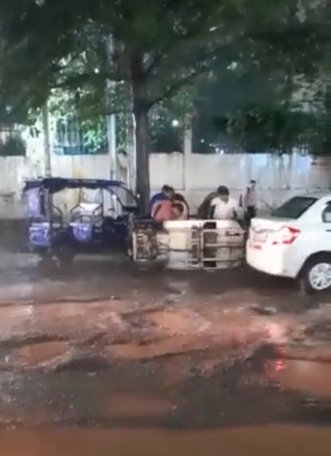 Noida Rain:बारीश और खराब सड़क से लोग परेशान, बड़ा हादसा होने से टला