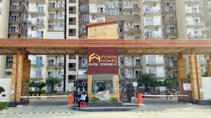 Greater Noida West: फ्यूजन होम्स हाउसिंग सोसाइटी में भयंकर कांड… लोगों ने बिल्डर और मेंटीनेंस डिपार्टमेंट पर उठाए सवाल…