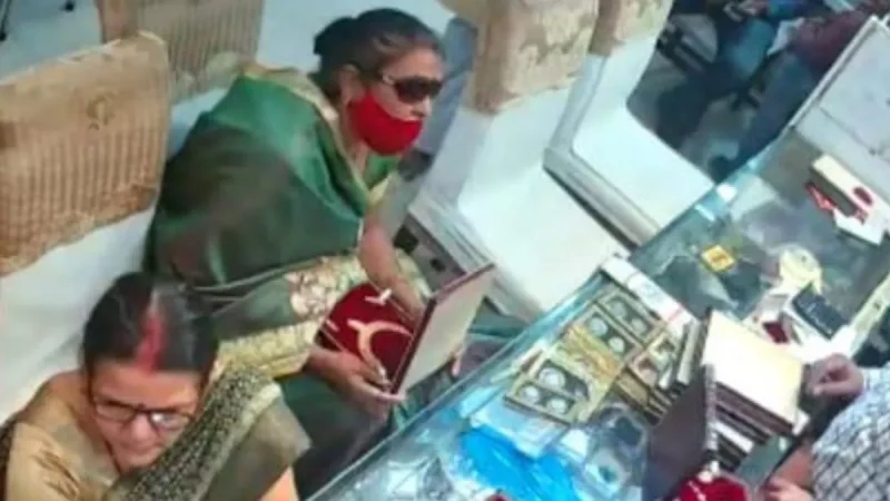Gorakhpur jewellery showroom theft: ज्वेलरी शोरूम से महिला ने 6.73 लाख का हार चुराया, CCTV में कैद हुई घटना