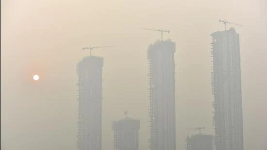 Air Pollution in Noida: नोएडा में प्रदूषण फैलाने पर दो बिल्डरों पर लगा लाखों का जुर्माना, नियमों के उल्लंघन पर कार्रवाई