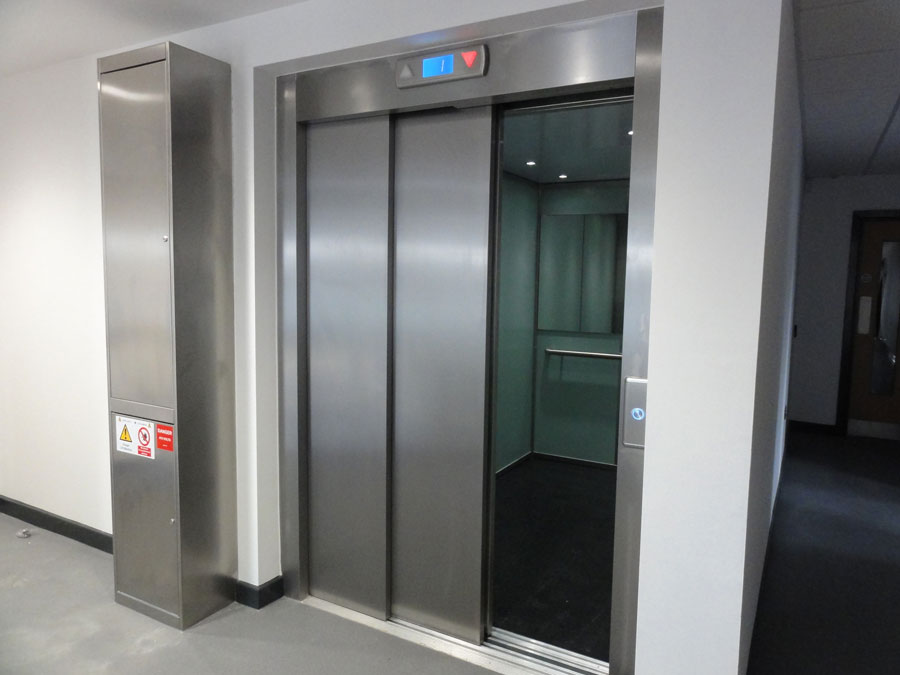Childrens Trapped in lift : ग्रेनो वेस्ट के इस सोसाइटी की लिफ्ट में 40 मिनट तक फंसे बच्चे, CCTV कैमरा भी था खराब