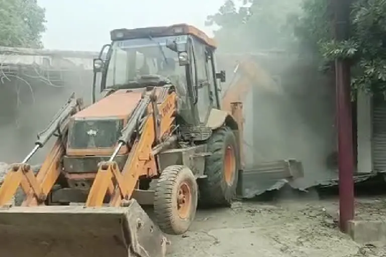 Bulldozer on illegal market: नोएडा के गेझा गांव में चला बुलडोजर, 4 अरब की जमीन कराई खाली