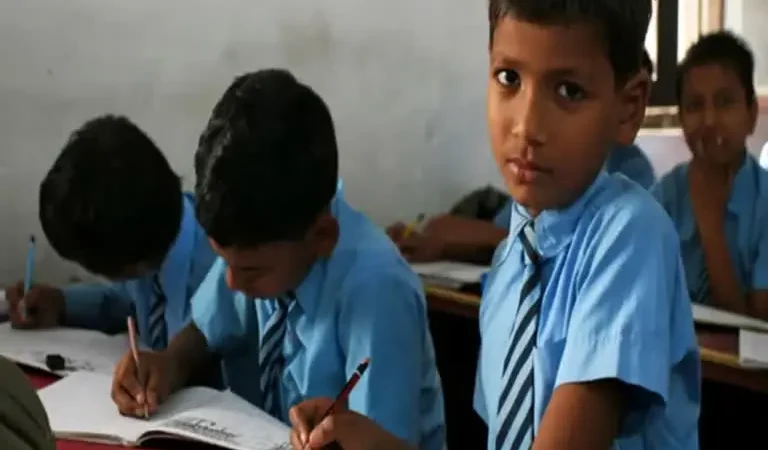 Delhi Primary School: दिल्ली में प्रदूषण के कारण प्राइमरी स्कूल कल से बंद, केजरीवाल का ऐलान