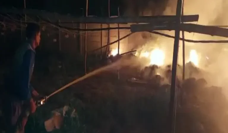 Fire in Paper factory: कागज फैक्टरी में लगी आग, पांच लाख का नुकसान