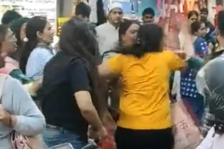 गाजियाबाद के तुराब मार्केट में महिलाओं की फाइट, वीडियो वायरल