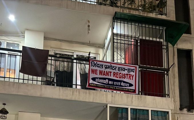 नोएडा के इस सोसाइटी में लोगों ने फ्लैट की बालकनी में “WE WANT REGISTRY” के लगाए पोस्टर